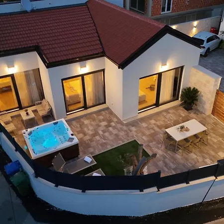 Family-friendly House With Hot Tub Pakostane, Biograd - 27949 Сasa de vacaciones Pakoštane