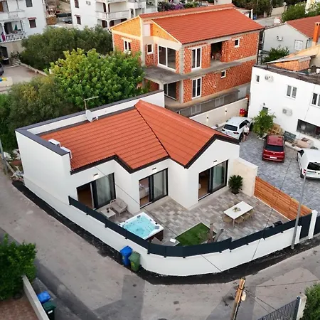 Family-friendly House With Hot Tub Pakostane, Biograd - 27949 Pakoštane