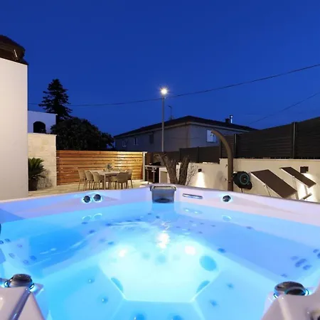 Family-friendly House With Hot Tub Pakostane, Biograd - 27949 Сasa de vacaciones *