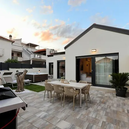 Family-friendly House With Hot Tub Pakostane, Biograd - 27949 Сasa de vacaciones *