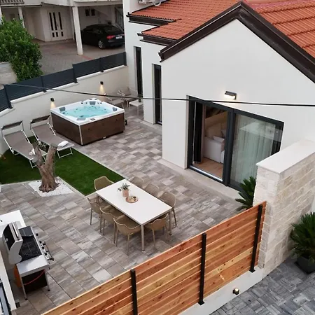 Family-friendly House With Hot Tub Pakostane, Biograd - 27949 Сasa de vacaciones Pakoštane