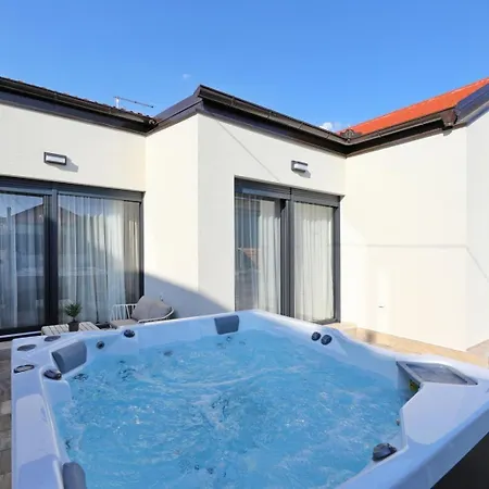 Family-friendly House With Hot Tub Pakostane, Biograd - 27949 בית נופש פאקוסטאן