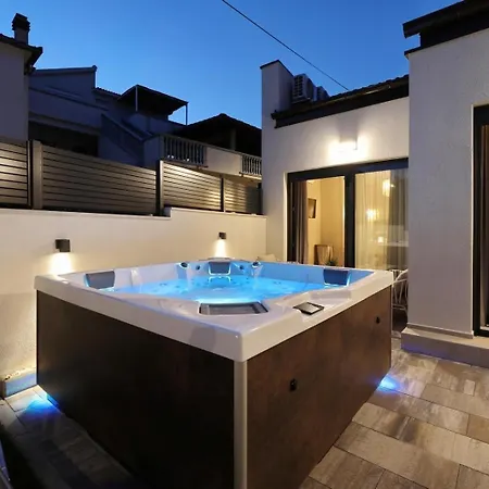 Family-friendly House With Hot Tub Pakostane, Biograd - 27949 בית נופש פאקוסטאן