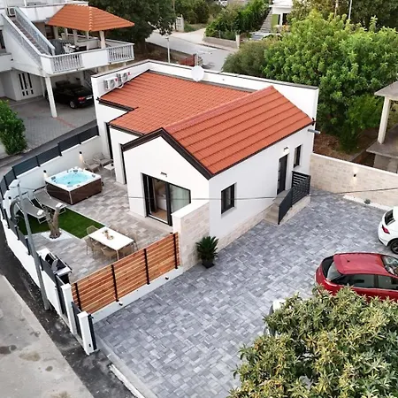 Family-friendly House With Hot Tub Pakostane, Biograd - 27949 * Pakoštane