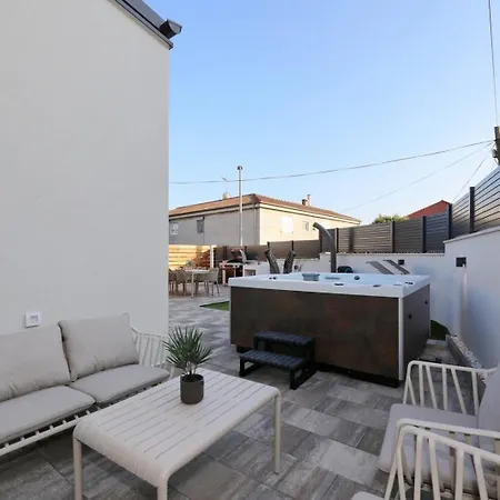 Family-friendly House With Hot Tub Pakostane, Biograd - 27949 פאקוסטאן